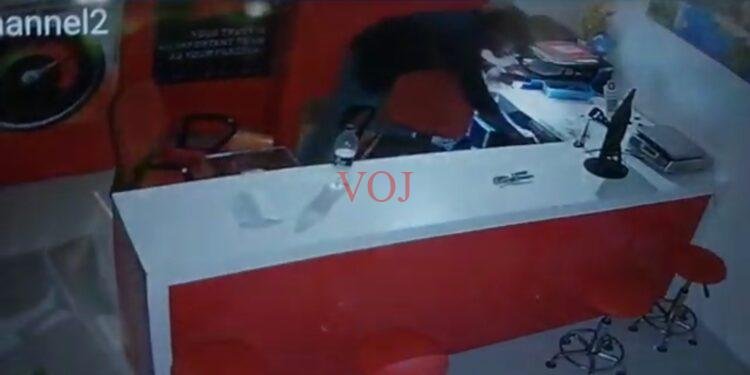 ಕೋರಿಯರ್ ಅಂಗಡಿಯ ಬೀಗ್ ಒಡೆದು ನಗದು ದೋಚಿಕೊಂಡು ಕಳ್ಳ ಪರಾರಿ..!