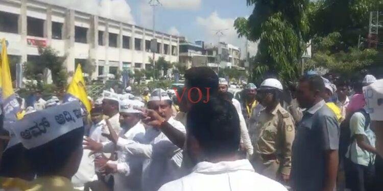 ಆಮ್ ಆದ್ಮಿ ಪಕ್ಷದ ವಾಹನ ಜಪ್ತಿಗೈದಿರುವ ಪೊಲೀಸರು..!