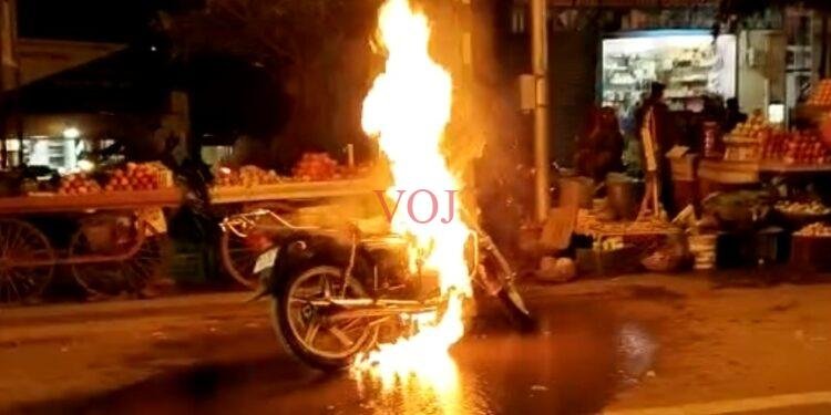 ಏಕಾಏಕಿ ಹೊತ್ತಿ ಉರಿದ ಬೈಕ್..!