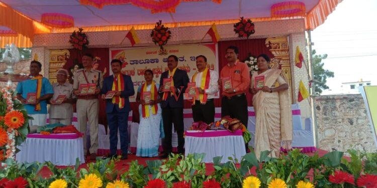 ರಾಜ್ಯೋತ್ಸವ ಸಂಭ್ರಮ “ಅರಳುವ ಹೂಗಳು” ಕೃತಿ ಬಿಡುಗಡೆ : AC ರಾಮಚಂದ್ರ ಗಡದೆ..