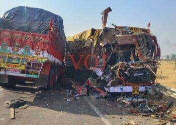 ಚಲಿಸುತ್ತಿದ್ದ ಲಾರಿಯ ಟೈಯರ್ ಬ್ಲಾಸ್ಟ್..ಲಾರಿ ಮಧ್ಯೆ ಡಿಕ್ಕಿಯಾಗಿ ಓರ್ವ ಚಾಲಕ ಸ್ಥಳದಲ್ಲಿಯೇ ಸಾವು..!