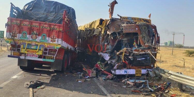 ಚಲಿಸುತ್ತಿದ್ದ ಲಾರಿಯ ಟೈಯರ್ ಬ್ಲಾಸ್ಟ್..ಲಾರಿ ಮಧ್ಯೆ ಡಿಕ್ಕಿಯಾಗಿ ಓರ್ವ ಚಾಲಕ ಸ್ಥಳದಲ್ಲಿಯೇ ಸಾವು..!