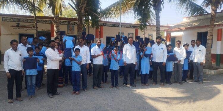 ಸರಕಾರಿ ಶಾಲೆಯಲ್ಲಿ ಓದುತ್ತಿರುವ ಮಕ್ಕಳಿಗೆ ಸಮವಸ್ತ್ರ ಹಂಚಿಕೆ : ಮು.ಗು. ಎನ್ ಜೆ ಕೊಡಹೊನ್ನ…