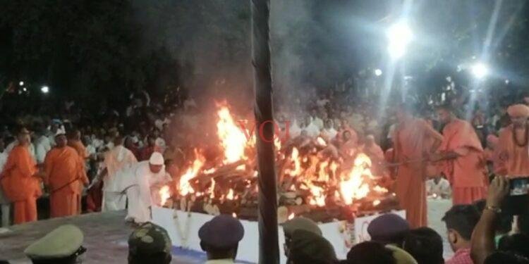 ನಡೆದಾಡುವ ದೇವರು ಸಿದ್ಧೇಶ್ವರ ಶ್ರೀಗಳಿಗೆ ಅಗ್ನಿ ಸ್ಪರ್ಶ..