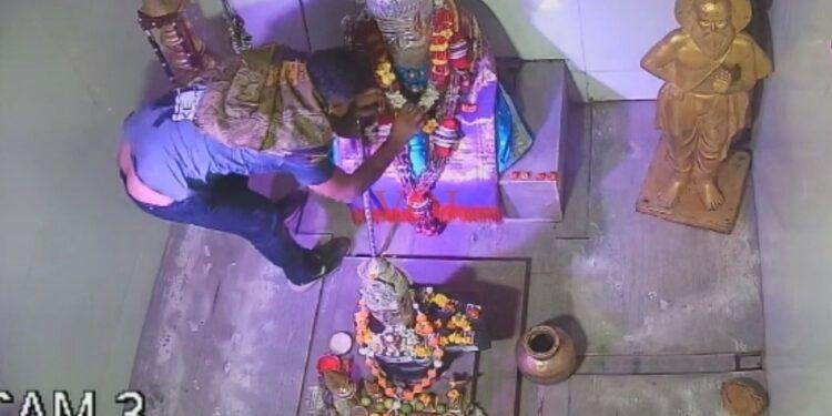 ದೇವರ ಮೂರ್ತಿ ಮೇಲಿನ ಚಿನ್ನ, ಬೆಳ್ಳಿಯನ್ನು ಕದ್ದ ಕಳ್ಳರು..!