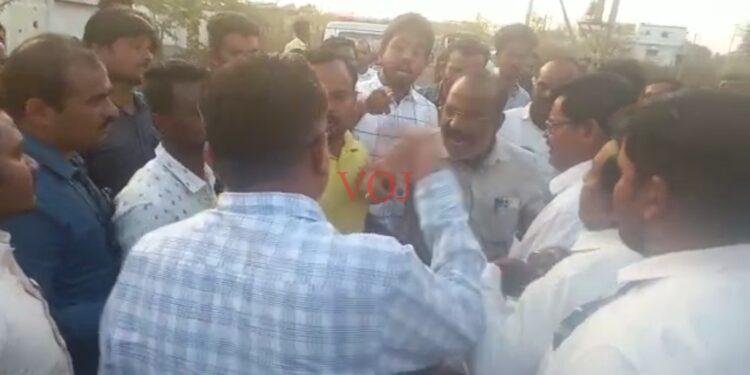 ಸರ್ಕಾರಿ ಜಾಗ ಸರ್ವೆ ಮಾಡಲು‌ ಹೋದ ಅಧಿಕಾರಿಗಳ ಮೇಲೆ ಬಿಜೆಪಿ ಮುಖಂಡನ ದರ್ಪ..!