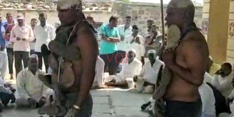 ಹುಡಗಿಯನ್ನ ಚುಡಾಯಿಸಿದ್ದಕ್ಕೆ, ತಲೆ ಬೊಳಿಸಿ ಸುಣ್ಣ ಹಚ್ಚಿ ಚಪ್ಪಲಿ ಹಾರ ಹಾಕಿ ಮೆರವಣಿಗೆ..! ಎಲ್ಲಿ ಅಂತಿರಾ..?