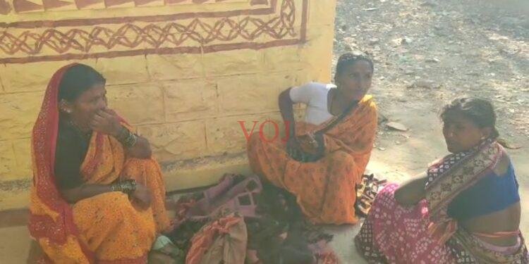 ಆಸ್ಪತ್ರೆ ಎದುರೆ ಹೆರಿಗೆ..ಬಾಣಂತಿ ನರಳಾಟ..!