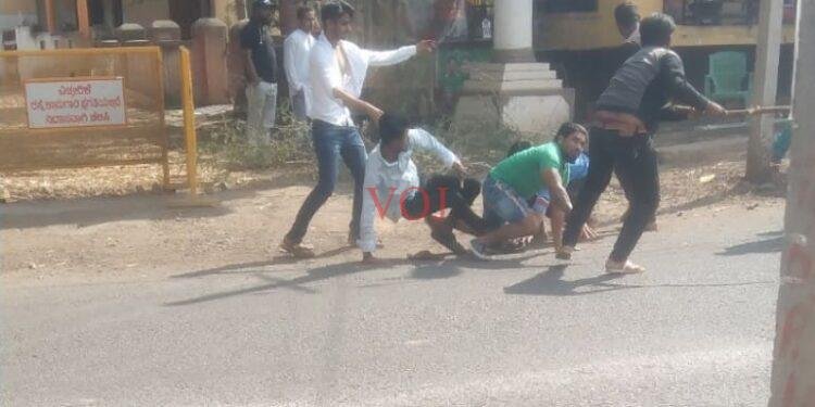 ಕ್ಷುಲ್ಲಕ ಕಾರಣಕ್ಕೆ ಇಬ್ಬರ ಮೇಲೆ ಹಲ್ಲೆ..!