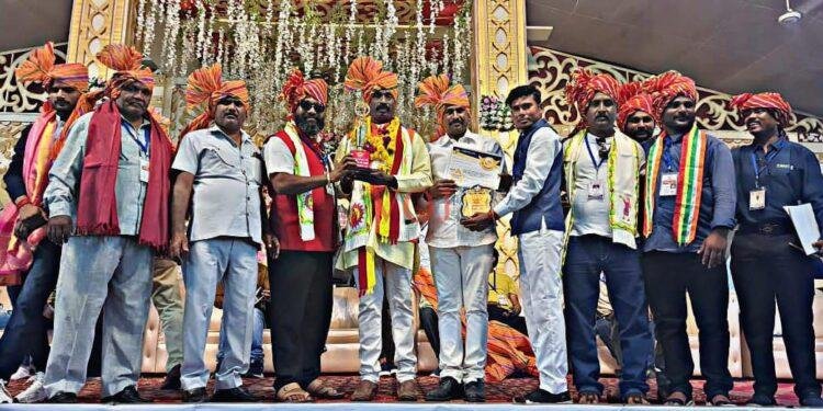 ದಿ ಬೆಸ್ಟ್ ಆರ್ಟಿಸ್ಟ್ ಝಾನ್ಸಿ” ಅವಾರ್ಡ್ ಮುಡಿಗೇರಿಸಿಕೊಂಡ ಕುಂಚ ಕಲಾವಿದ ಮಹೆಬೂಬ್: