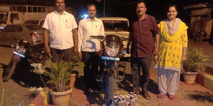ಬೈಕ್ನಲ್ಲಿ ಅಕ್ರಮವಾಗಿ ಮದ್ಯ ಸಾಗಾಟ, ಅಬಕಾರಿ ಪೊಲೀಸರು ದಾಳಿ..!
