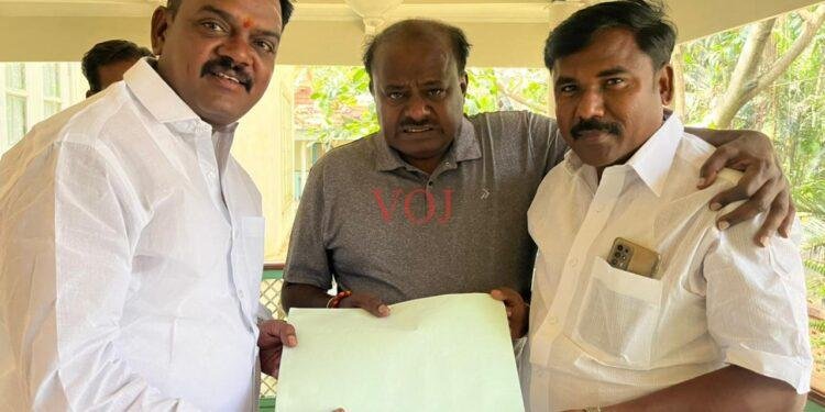 ಜೆಡಿಎಸ್ ಅಭ್ಯರ್ಥಿ ಸಿದ್ದು ಬಂಡಿಗೆ ಬಿ, ಫಾರಂ ವಿತರಣೆ ಮಾಡಿದ HDK: