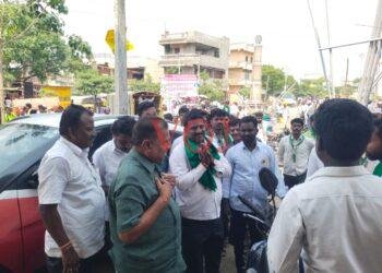 ವ್ಯಾಪಾರಸ್ಥರಿಗೆ ಪಾದಯಾತ್ರೆ ಮೂಲಕ ಮತಯಾಚಿಸಿದ ಬಿ.ಡಿ. ಪಾಟೀಲ..