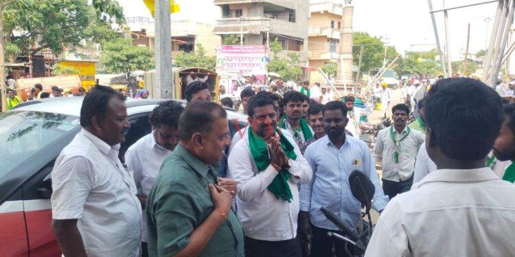 ವ್ಯಾಪಾರಸ್ಥರಿಗೆ ಪಾದಯಾತ್ರೆ ಮೂಲಕ ಮತಯಾಚಿಸಿದ ಬಿ.ಡಿ. ಪಾಟೀಲ..