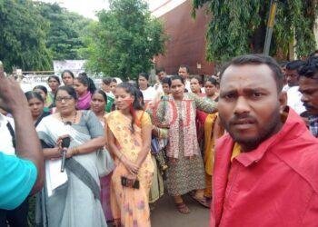 ದಕ್ಷ ಹಾಗೂ ಪ್ರಾಮಾಣಿಕ ಜಿಲ್ಲಾ ಅಧಿಕಾರಿಯ ವರ್ಗಾವಣೆ ಕೈ ಬಿಡಿ..!