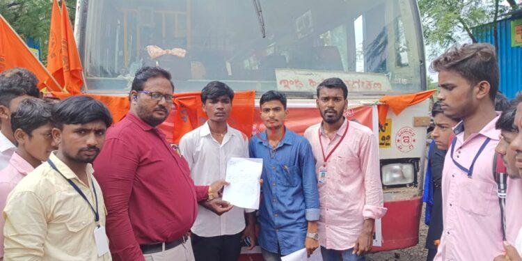 ಶಕ್ತಿ ಯೋಜನೆ ಎಪೆಕ್ಟ್, ಎಬಿವಿಪಿ ಕಾರ್ಯಕರ್ತರಿಂದ ಬಸ್ ತಡೆದು ಪ್ರತಿಭಟನೆ..!