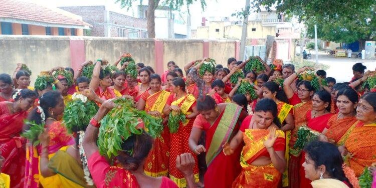 ಓಂ ಶಕ್ತಿ ದೇವಾಲಯದಲ್ಲಿ ಆಡಿ ಗಂಜಿಯನ್ನು ಸಮರ್ಪಿಸಿದ ಭಕ್ತವೃಂದ..!