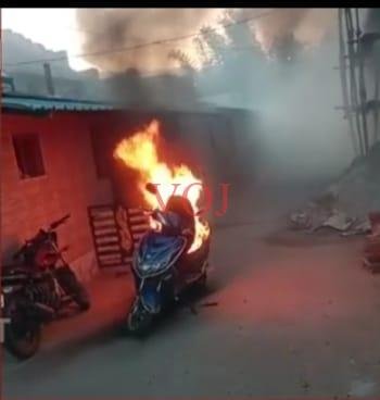 ಬೆಳ್ಳಂಬೆಳಗ್ಗೆ ಎಲೆಕ್ಟ್ರಿಕ್ ಬೈಕ್ ಸವಾರನಿಗೆ ದೊಡ್ಡ ಶಾಕ್..! ಆಗಿದ್ದೇನು..?