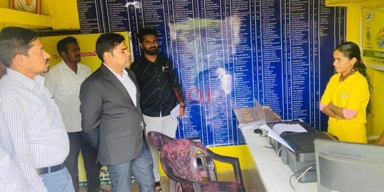 ಗ್ರಾಮ್ ಒನ್ ಕೇಂದ್ರಕ್ಕೆ ಬೇಟಿ, ಗೃಹಲಕ್ಷ್ಮೀ ಯೋಜನೆಗೆ ಹಣ ಪಡೆದರೆ ಶಿಸ್ತು ಕ್ರಮ : ಡಿಸಿ ಟಿ ಭೂಬಾಲನ್..