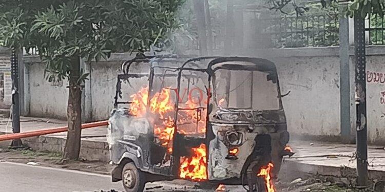 ಗುಮ್ಮಟ ನಗರಿಯಲ್ಲಿ ಚಲುಸುತ್ತಿದ್ದ ಅಟೋದಲ್ಲಿ ಬೆಂಕಿ ಅವಘಡ..!