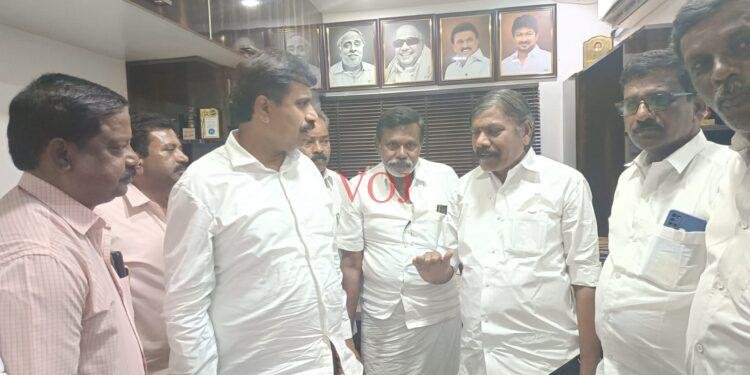 ಗಡಿ ಗ್ರಾಮದ ಅಭಿವೃದ್ಧಿಯ ಬಗ್ಗೆ ಶಾಸಕರ ಜೊತೆ ಚರ್ಚೆ ನಡೆಸಿದ MR ಮಂಜುನಾಥ್..