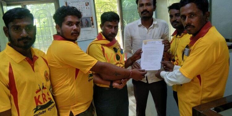 ನಕಲಿ ವೈದ್ಯ ಹಾಗೂ ಸಮವಸ್ತ್ರ ಧರಿಸದ ಆರೋಗ್ಯ ಇಲಾಖೆ ಅಧಿಕಾರಿಗಳ ವಿರುದ್ಧ ಕ್ರಮಕ್ಕೆ ಆಗ್ರಹ..!