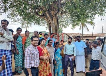 ಚೆಂಗಡಿ ಗ್ರಾಮಕ್ಕೆ ಡಿಸಿ ಬೇಟಿ ; ಗ್ರಾಮದಲ್ಲಿ ಸಮಸ್ಯೆಗಳ ಸುರಿಮಳೆ..!