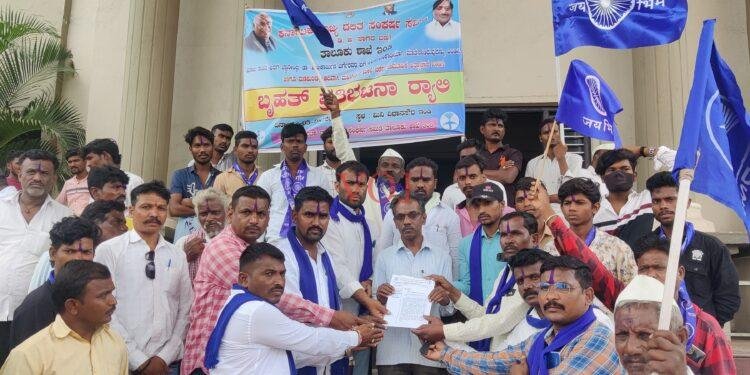 BJP ದಲಿತರ ಮೇಲೆ ದೌರ್ಜನ್ಯ : ಮಾಜಿ ಸಚಿವರ ಬಂಧನಕ್ಕೆ ಒತ್ತಾಯ..!