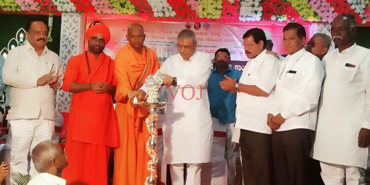 38 ದಿನಗಳ ವೇತನ ಇಂಡಿಯ ನೀರಾವರಿ ಯೋಜನೆಗೆ ನೀಡಿದ ಅಧಿಕಾರಿ ಕಾರ್ಯ ಶ್ಲಾಘನೀಯ