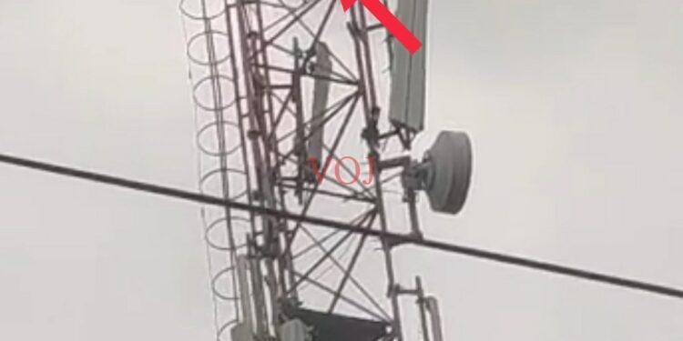 ಟವರ್ನ ತುತ್ತ ತುದಿಯಲ್ಲಿ ನಿಂತು ಮದ್ಯಕ್ಕಾಗಿ ಹುಚ್ಚಾಟ..!