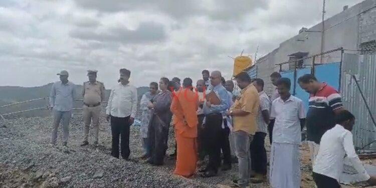 ಮಾದಪ್ಪನ ಸನ್ನಿದಿಯಲ್ಲಿ ನಡೆಯುವ ಕಾಮಗಾರಿಗಳನ್ನು ಅಧಿಕಾರಿಗಳ ಜೊತೆಯಲ್ಲಿ ವಿಕ್ಷೀಸಿದ ಶಾಸಕ ಎಮ್ ಆರ್ ಮಂಜುನಾಥ್ ..!