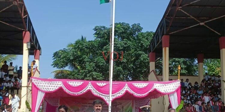 ಪಟ್ಟಣದಲ್ಲಿ ವಿಜೃಂಭಣೆಯಿಂದ ನಡೆದ 77ನೇ ಸ್ವಾತಂತ್ರ್ಯೋತ್ಸವ ಕಾರ್ಯಕ್ರಮ..