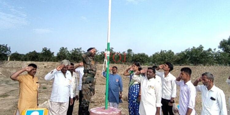 ಅಮೃತ ಸರೋವರ ಕೆರೆಯ ಬಳಿ ಹಾರಿದ ತಿರಂಗ