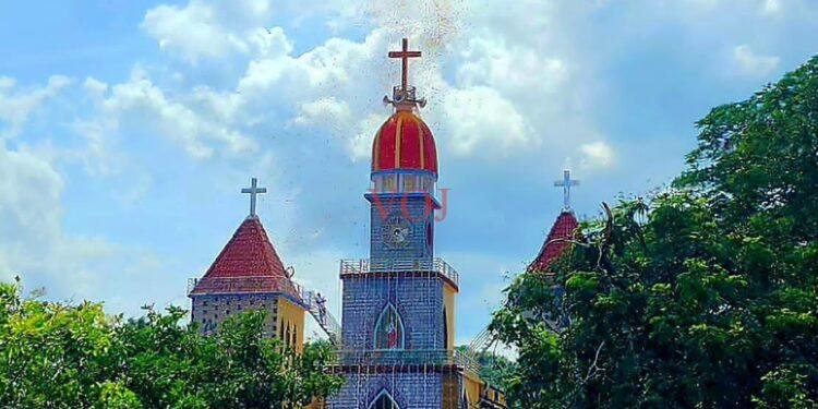 ಸಂದನ ಪಾಳ್ಯ ಚರ್ಚ್ ಉದ್ಘಾಟನೆಗೆ ಹೆಲಿಕಾಪ್ಟರ್ ನಿಂದ ಪುಷ್ಪವೃಷ್ಟಿ..!