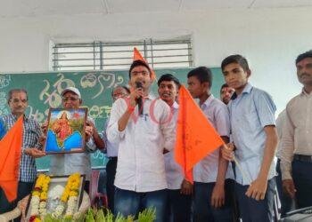 ಭಾರತಾಂಭೆಯ ಭಾವಚಿತ್ರ ನೀಡಿ ಶಿಕ್ಷಕರ ದಿನಾಚರಣೆ; ಇಂಡಿ ಎಬಿವಿಪಿ ಕಾರ್ಯಕರ್ತರು.