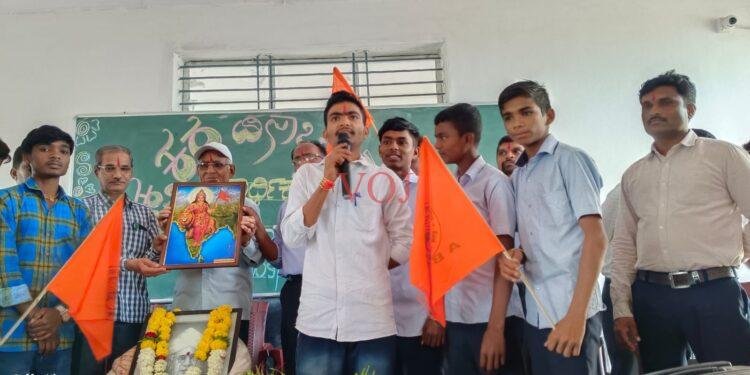 ಭಾರತಾಂಭೆಯ ಭಾವಚಿತ್ರ ನೀಡಿ ಶಿಕ್ಷಕರ ದಿನಾಚರಣೆ; ಇಂಡಿ ಎಬಿವಿಪಿ ಕಾರ್ಯಕರ್ತರು.