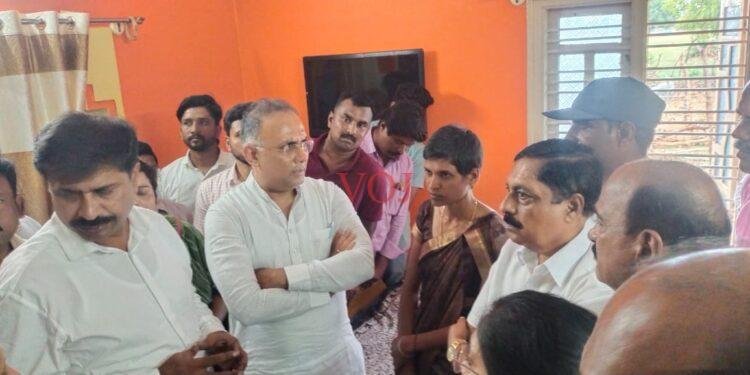 ಚರ್ಮರೋಗದಿಂದ ಬಳಲುತ್ತಿರುವ ಮನೆಗೆ ಆರೋಗ್ಯ ಸಚಿವರಾದ ಆರ್ ದಿನೇಶ್ ಗುಂಡೂರಾವ್ ಭೇಟಿ..