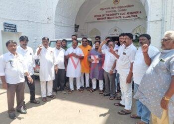 ಕಿಡಿಗೇಡಿಗಳ ಬಂಧನಕ್ಕೆ ಆಗ್ರಹಿಸಿ ಪ್ರತಿಭಟಸಿದ “ಮಹಾ” ಸದಸ್ಯರು..