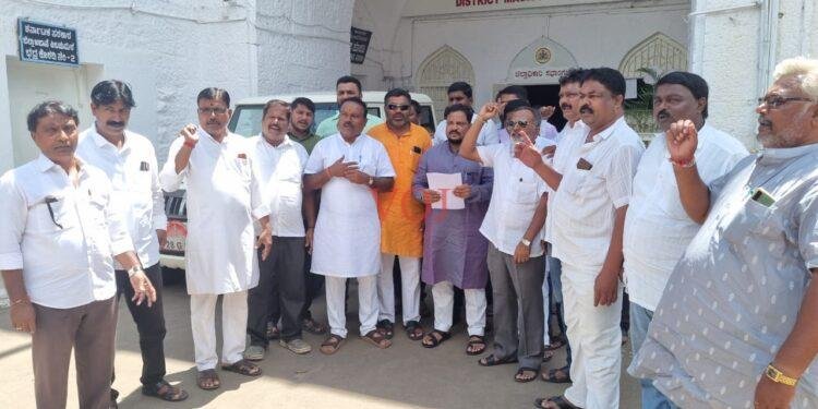 ಕಿಡಿಗೇಡಿಗಳ ಬಂಧನಕ್ಕೆ ಆಗ್ರಹಿಸಿ ಪ್ರತಿಭಟಸಿದ “ಮಹಾ” ಸದಸ್ಯರು..