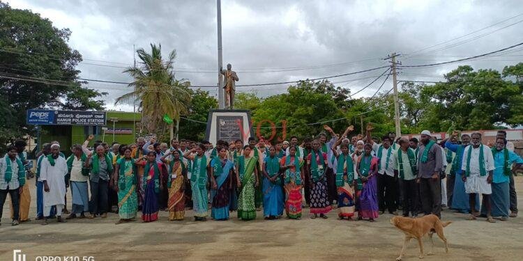 ಕರ್ನಾಟಕ ಬಂದ್..! ಚಾಮರಾಜನಗರದಲ್ಲಿ ರಸ್ತೆ ತಡೆದು ಪ್ರತಿಭಟನೆಗೆ ಉತ್ತಮ ಸ್ಪಂದನೆ ..