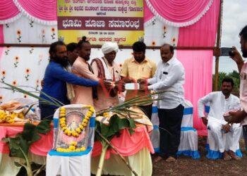 ಗೋಶಾಲೆ ಕಟ್ಟಡ ಕಟ್ಟಲು ಆಮ್ಆದ್ಮಿ ಪಕ್ಷದ ಪರಾಜಿತ ಅಭ್ಯರ್ಥಿ ಡಾ. ಗೋಪಾಲ ಪಾಟೀಲರಿಂದ ₹ 1 ಲಕ್ಷ ವೈಯಕ್ತಿಕ ಸಹಾಯಧನ