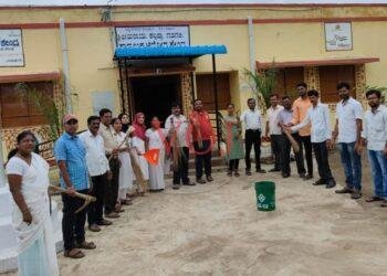 ಚಿಕ್ಕ ಬೇವನೂರ ಸರಕಾರಿ ಆಸ್ವತ್ರೆಯಲ್ಲಿ ಸ್ವಚ್ಛತ ಅಭಿಯಾನ”