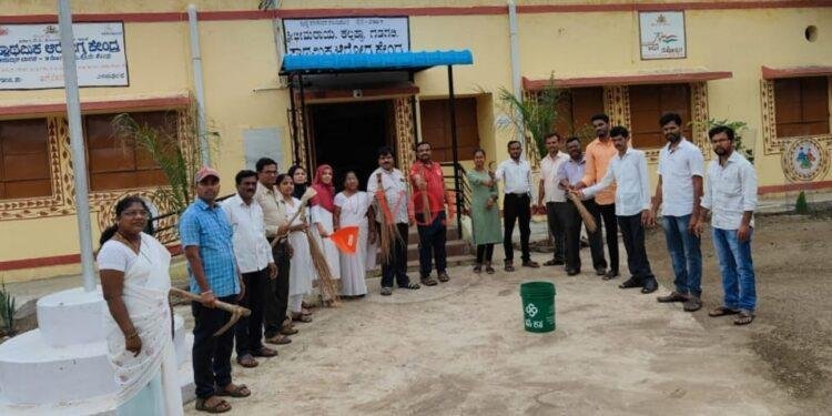 ಚಿಕ್ಕ ಬೇವನೂರ ಸರಕಾರಿ ಆಸ್ವತ್ರೆಯಲ್ಲಿ ಸ್ವಚ್ಛತ ಅಭಿಯಾನ”