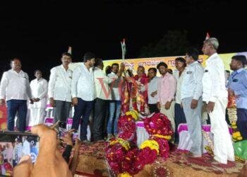 ಹ್ಯಾಟ್ರಿಕ್ ಗೆಲುವು ಸಾಧಿಸಿದ ಶಾಸಕ ಪಾಟೀಲರಿಗೆ ಬೆಳ್ಳಿಯ ಖಡ್ಗ ನೀಡಿ ಸನ್ಮಾನಿಸಿದ ತಳವಾರ ಸಮುದಾಯ..