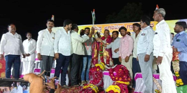 ಹ್ಯಾಟ್ರಿಕ್ ಗೆಲುವು ಸಾಧಿಸಿದ ಶಾಸಕ ಪಾಟೀಲರಿಗೆ ಬೆಳ್ಳಿಯ ಖಡ್ಗ ನೀಡಿ ಸನ್ಮಾನಿಸಿದ ತಳವಾರ ಸಮುದಾಯ..