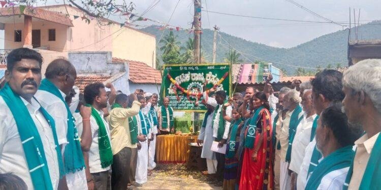 ರೈತ ಸಂಘದ ಗ್ರಾಮ ಘಟಕ ನಾಮ ಫಲಕ ಉದ್ಘಾಟನೆ ಕಾರ್ಯಕ್ರಮ.