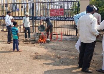 ಹೆಸ್ಕಾಂ ಕಚೇರಿ ಮುಂಭಾದಲ್ಲಿ ಒಲೆ ಹೊತ್ತಿಸಿ ಆಕ್ರೋಶ..!