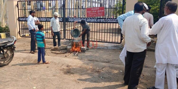 ಹೆಸ್ಕಾಂ ಕಚೇರಿ ಮುಂಭಾದಲ್ಲಿ ಒಲೆ ಹೊತ್ತಿಸಿ ಆಕ್ರೋಶ..!