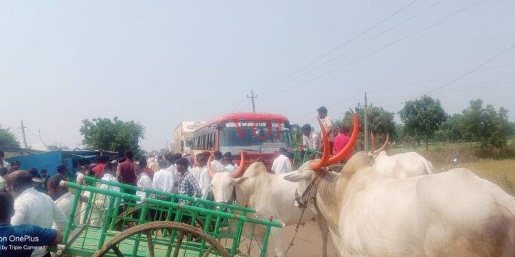 ರಾಜ್ಯ ರಸ್ತೆ ತಡೆದು ಬೃಹತ್ ಪ್ರತಿಭಟನೆಗೆ ಸಿಡಿದೆದ್ದ ರೈತರು..!