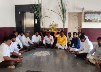 ರಾಣಿ ಚೆನ್ನಮ್ಮ ಜಯಂತಿಗೆ ಗೈರಾದ ತಾಲೂಕು ಅಧಿಕಾರಿಗಳು..! ಪ್ರತಿಭಟನೆಗೆ ಮುಂದಾದ ಸಮಾಜದ ಮುಖಂಡರು